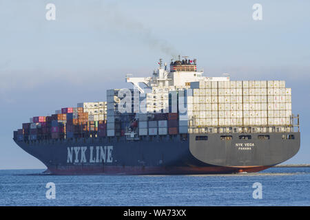 Immagine di un NYK Line nave del contenitore mostrato in partenza dal Porto di Los Angeles. Foto Stock