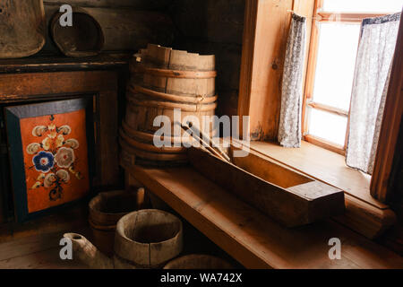 Frammento della parte interna di un vecchio contadino log cabin - legno articoli per la casa e dipinti a mano in casa a buffet (dipinto creato nel XIX secolo, Foto Stock