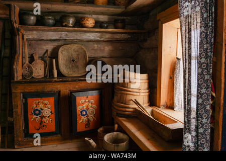 Frammento della parte interna di un vecchio contadino log cabin - legno articoli per la casa e dipinti a mano in casa a buffet (dipinto creato nel XIX secolo, Foto Stock