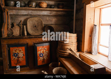 Frammento della parte interna di un vecchio contadino log cabin - legno articoli per la casa e dipinti a mano in casa a buffet (dipinto creato nel XIX secolo, Foto Stock