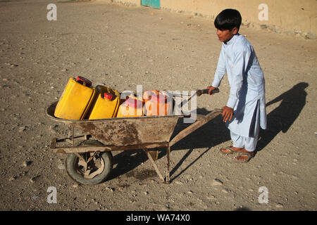 (190818) -- JALALABAD, Agosto 18, 2019 (Xinhua) -- Un bambino afghano porta barili dopo il recupero di acqua da un pubblico pompa ad acqua a un campo di sfollati nel distretto di Rodat di Nangarhar, Afghanistan, Agosto 17, 2019. (Foto di Saifurahman Safi/Xinhua) Foto Stock