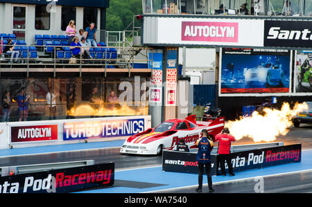 Auto a razzo in Santapod canalina con fiamme provenienti dalla parte posteriore Foto Stock