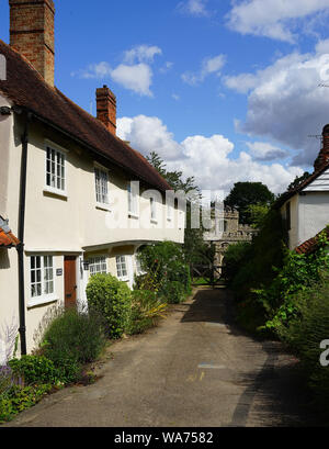 Il vecchio Guildhall in un vicolo che conduce alla chiesa a Clavering. Foto Stock