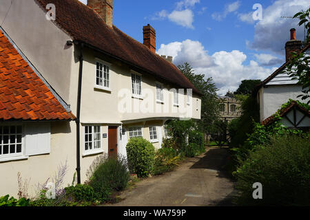 Il vecchio Guildhall in un vicolo che conduce alla chiesa a Clavering. Foto Stock