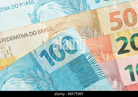 Real brasiliano banconote dello sfondo. 10, 20, 50, 100 reais brl. Denaro brasiliano, real note. Foto macro. Foto Stock