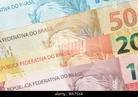 Real brasiliano banconote dello sfondo. 10, 20, 50, 100 reais brl. Denaro brasiliano, real note. Foto macro. Foto Stock