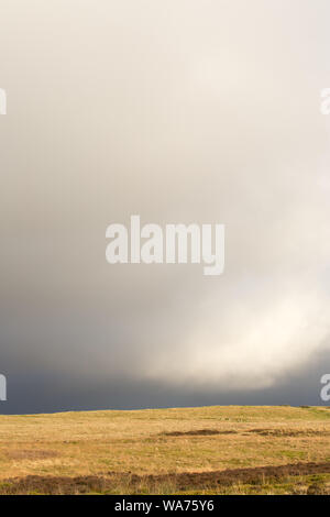 Big moody skies, ritratto, Pennine Moors Foto Stock