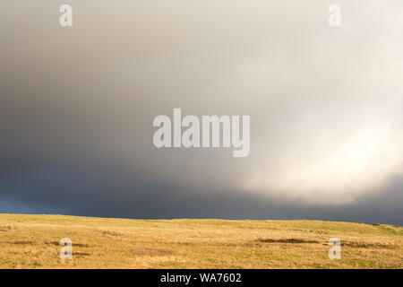 Big Moody Skies sul Pennine Moors Foto Stock