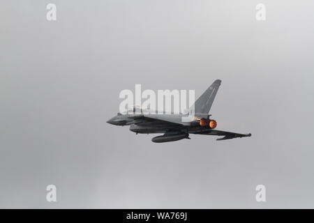 Biggin Hill, Regno Unito. Il 18 agosto 2019. Typhoon visualizza come Biggin Hill Festival del volo ha continuato per un secondo giorno. Il famoso Festival di volo a Londra Biggin Hill aeroporto era impressionante visualizza. Prendendo parte erano RAF Typhoon jet fighter, Breitling Jet Team e la Battaglia di Bretagna Memorial volo. Dodici aeromobili più squadre con un totale di 49 aeromobili ha preso i cieli a Londra è solo air show. Credito: Keith Larby/Alamy Live News Foto Stock