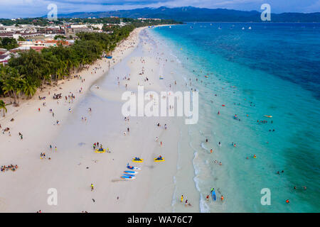 Il Boracay Island, Filippine - 18 giugno 2019: Veduta aerea della folla raccolta in Boracay Island la famosa Spiaggia Bianca di guardare il tramonto. Foto Stock