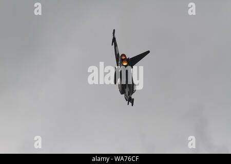 Biggin Hill, Regno Unito. Il 18 agosto 2019. Typhoon visualizza come Biggin Hill Festival del volo ha continuato per un secondo giorno. Il famoso Festival di volo a Londra Biggin Hill aeroporto era impressionante visualizza. Prendendo parte erano RAF Typhoon jet fighter, Breitling Jet Team e la Battaglia di Bretagna Memorial volo. Dodici aeromobili più squadre con un totale di 49 aeromobili ha preso i cieli a Londra è solo air show. Credito: Keith Larby/Alamy Live News Foto Stock