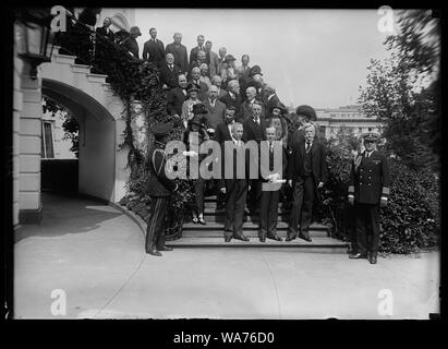 3 medaglie per servizio distinto assegnato ogni anno da Roosevelt Memorial Assoc. sono stati presentati alla Casa Bianca il 2 giugno dal Pres. Coolidge. Prima fila, da sinistra a destra: Elihu Root, Pres. Coolidge e giustizia Oliver Wendell Holmes. Indietro direttamente al Sig. radice è Asst. Secy. del Navy Roosevelt e direttamente dietro il Pres. è Jerome D. Greene di NY che ha rappresentato Chas. W. Eliot, Pres. Emiritus di Harvard Univ. il terzo beneficiario, il sig. Root e giustizia Holmes essendo gli altri 2 Foto Stock