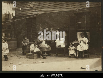 Un 9 anno vecchio ragazzo, Jo Cafarella, 39 Warren Street, Somerville, messa. Sua sorella Lena, 10 anni, e Maria Lazzaro, 13 anni, suo cugino, vive a 17 South Street. Questo è tipico del loro lavoro. Molto pochi ragazzi lavorare su uncinetto, ma egli ha per 2 anni. Abstract: Fotografie dal record della Nazionale di Lavoro Minorile Comitato (USA) Foto Stock