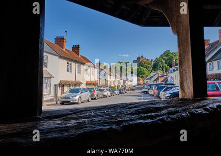 Alla vista di Dunster High Street verso il castello dal mercato dei filati, Dunster, Somerset Foto Stock