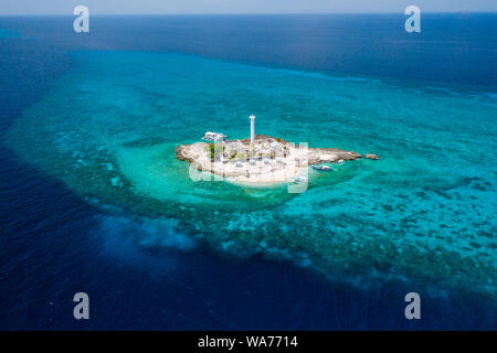 Antenna fuco vista tropicale Isola Capitancillo nelle Filippine che mostra il suo faro e barriera corallina Foto Stock