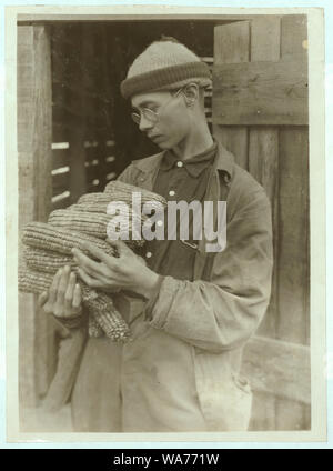 Un prodotto del 4 H. Club. Gradie Walton, 17 anni, - è molto carente in più rami della scuola (tranne in matematica dove egli brilla). Egli è molto fisicamente handicappati, - ha perso un occhio in un incidente e gli altri è debole. Questo anno ha sollevato 135 stai di mais su un acro (suo padre sollevato circa una metà tanto e si è lamentato del fatto che il ragazzo del land era meglio). Il segreto è stato il fatto che il ragazzo ha lavorato sodo sulla trama, - fertilizzante e coltivare, anche portando suolo in dai boschi. Ha ottenuto il primo premio per due anni. Abstract: Fotografie dal record della Nazionale di Lavoro Minorile Co Foto Stock