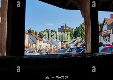 Alla vista di Dunster High Street verso il Castello, dal mercato dei filati, Dunster, Somerset Foto Stock