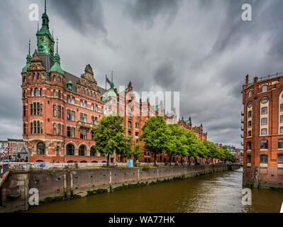 Red Brick Warehouse Speicherstadt su entrambi i lati del fiume ad Amburgo, in Germania il 16 Luglio 2019 Foto Stock