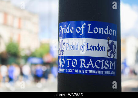 Londra REGNO UNITO. Il 18 agosto 2019. Un anti-razzismo adesivo al di fuori di Stamford Bridge. Chelsea Football Club ha bandito sei sostenitori per la vita per l'abuso di Manchester City player Raheem Sterling. amer ghazzal/Alamy Live News Foto Stock