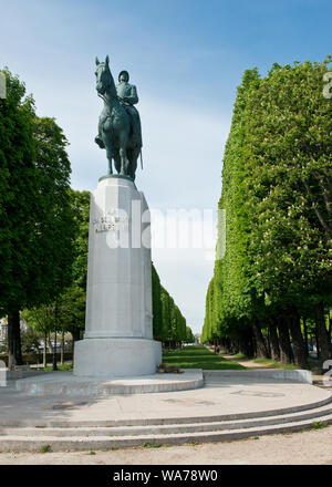 Statua di re Alberto 1 del Belgio a cavallo e WWI uniforme. Parigi Foto Stock