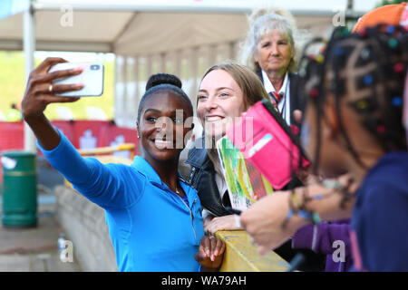 Birmingham, Regno Unito. Il 18 agosto 2019. Dina Asher-Smith avente un selfie con un ventilatore di atletica a Muller Grand Prix Birmingham - IAAF Diamond League - a Alexander Stadium, Birmingham, Inghilterra il 18 agosto 2019. Credit: UK Sports Pics Ltd/Alamy Live News Foto Stock