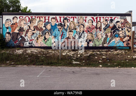 Aaron Sacco ha creato questo murales su una parete del Sud Austin edificio di musica per celebrare il ventesimo anniversario del negozio di Austin, Texas. Il murale, che abbraccia 40 piedi, offre più di 30 locali musicisti di Austin Foto Stock