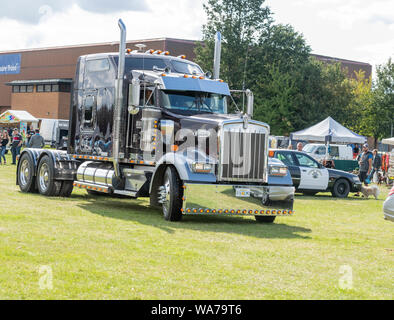 Brentwood Essex xviii Agosto 2019 Essex le impostazioni cultura personalizzate mostrano un CLASSIC CAR SHOW E VINTAGE FAIR A METÀ ESTATE celebrazione della metà del XX secolo la cultura tenutasi presso il centro di Brentwood Brentwood Essex un kenworth carrello in movimento il credito Ian Davidson/Alamy Live News Foto Stock