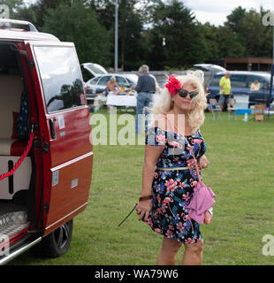 Brentwood Essex xviii Agosto 2019 Essex le impostazioni cultura personalizzate mostrano un CLASSIC CAR SHOW E VINTAGE FAIR A METÀ ESTATE celebrazione della metà del XX secolo la cultura tenutasi presso il centro di Brentwood Brentwood Essex Credit Ian Davidson/Alamy Live News Foto Stock