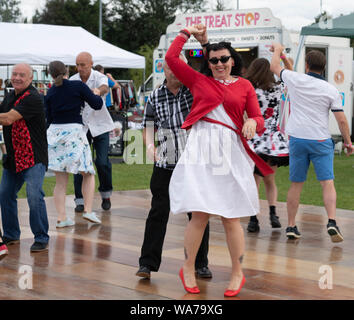 Brentwood Essex xviii Agosto 2019 Essex le impostazioni cultura personalizzate mostrano un CLASSIC CAR SHOW E VINTAGE FAIR A METÀ ESTATE celebrazione della metà del XX secolo la cultura tenutasi presso il centro di Brentwood Brentwood Essex Credit Ian Davidson/Alamy Live News Foto Stock