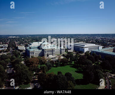 Vista aerea che mostra due la Biblioteca del Congresso degli edifici: lo storico Thomas Jefferson edificio (il tetto verde ed il moderno James Madison costruzione lungo Viale Indipendenza, Washington, D.C. Foto Stock