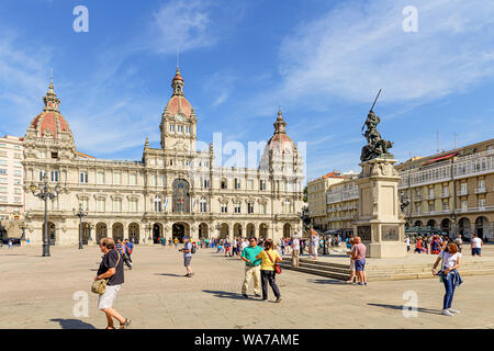 A la Coruna, Spagna. L'edificio ornato municipio Palacio Municipal e la statua commemorativa di Maria Pita in piazza Maria Pita. A la coruna. Spagna Foto Stock