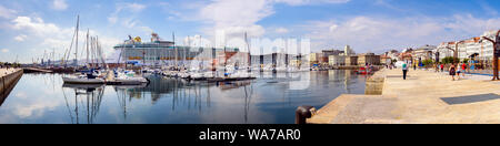 Porto di Marina una nave da crociera panoramica la Coruna Indipendenza dei mari e yacht ancorati a la Coruna, Spagna. Foto Stock