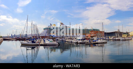 Porto di Marina una nave da crociera panoramica la Coruna Indipendenza dei mari e yacht ancorati a la Coruna, Spagna. Foto Stock