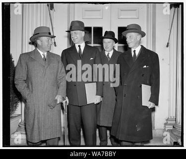 Ambasciatori di conferire con il presidente. Washington D.C., Dic. 6. Ambasciatori americani ai maggiori paesi europei terrà una conferenza con il presidente Roosevelt oggi. Il tema discusso non è stato reso pubblico dalla Casa Bianca. Da sinistra a destra: William C. Bullitt inviato in Francia; deliberando il Segretario di Stato Sumner Welles; U.S. Ambasciatore di Germania Hugh R. Wilson e William Phillips, Ambasciatore in Italia Foto Stock