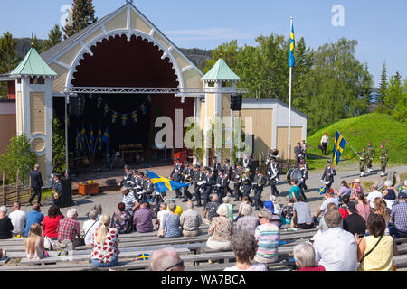 ÖSTERSUND, Svezia su Giugno 06, 2019. Vista della casa della guardia Brass Band durante la celebrazione della festa nazionale. Uso editoriale. Foto Stock