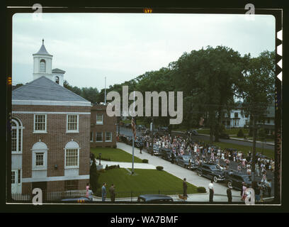 Una cittadina americana e il suo modo di vita, Southington, Conn. Il Memorial Day parade si sta spostando verso il basso la strada principale. Il piccolo numero di spettatori è rappresentato dal fatto che la città di fabbriche di guerra non si è chiuso. Il municipio è sito in primo piano a sinistra. 23 maggio al 30 maggio Foto Stock