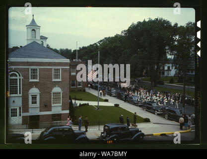 Una cittadina americana e il suo modo di vita, Southington, Conn. Il Memorial Day parade si sta spostando verso il basso la strada principale. Il piccolo numero di spettatori è rappresentato dal fatto che la città di fabbriche di guerra non si è chiuso. Il municipio è sito in primo piano a sinistra. 23 maggio al 30 maggio Foto Stock