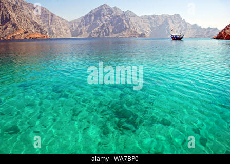 Acqua cristallina in Musamdam Oman Foto Stock