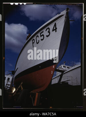 Un altro harrier della U-barche si avvicina al completamento di un orientale boat yard, costruzioni marine Co., Stamford, Connecticut. Molti nuovi 110-piede sub in legno-chasers sta prendendo l'acqua questi giorni presso cantieri in tutte le parti del paese Foto Stock