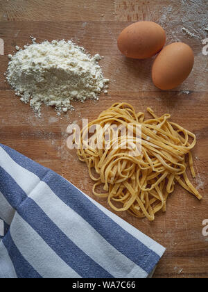 Stringozzi fatti a mano (o strangozzi), un italiano di pasta di grano simile a tagliatelle, tra i più notevoli di quelle prodotte nella regione Umbria. Foto Stock