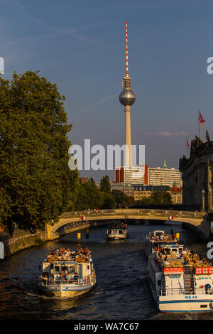 Piacere gita sul fiume Sprea a Berlino Foto Stock