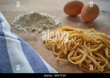 Stringozzi fatti a mano (o strangozzi), un italiano di pasta di grano simile a tagliatelle, tra i più notevoli di quelle prodotte nella regione Umbria. Foto Stock