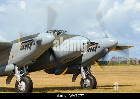 De Havilland DH.98 Mosquito Seconda Guerra Mondiale aereo da combattimento a Wings Over Wairarapa airshow cofano, aerodrome, Masterton, Nuova Zelanda. Il rullaggio Foto Stock