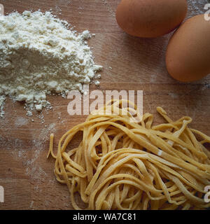 Stringozzi fatti a mano (o strangozzi), un italiano di pasta di grano simile a tagliatelle, tra i più notevoli di quelle prodotte nella regione Umbria. Foto Stock