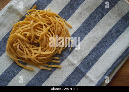 Stringozzi fatti a mano (o strangozzi), un italiano di pasta di grano simile a tagliatelle, tra i più notevoli di quelle prodotte nella regione Umbria. Foto Stock