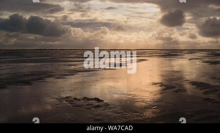 Tramonto sul mare di Wadden il Parco Nazionale, sito Patrimonio Mondiale dell'UNESCO. Mare del Nord le velme nel crepuscolo epico con la bassa marea. Isola di Romo, Danimarca. Foto Stock