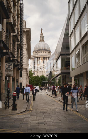 London, Regno Unito - Agosto, 2019. Watling Street nel cuore della City di Londra piena di persone in ufficio durante la pausa pranzo, con la Cattedrale di San Paolo. Foto Stock