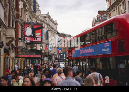 London, Regno Unito - Agosto, 2019. Shaftesbury Avenue, una delle strade principali nel West End di Londra, sede di numerosi teatri. Foto Stock