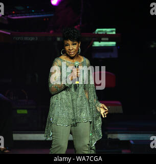 Agosto 17, 2019, Norfolk, Virginia, Stati Uniti d'America: Gladys Knight imperatrice di anima del brivido un sold out folla a Chrysler Hall il 17 agosto 2019 a Norfolk, Virginia. Un sette volte vincitore di Grammy, cantante, compositore, attrice, imprenditrice e autore di questa signora è una leggenda. ..Foto ..Â©Jeff Moore 2019 (credito Immagine: © Jeff Moore/ZUMA filo) Foto Stock