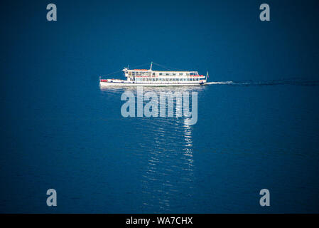 Lonely nave sul lago Foto Stock